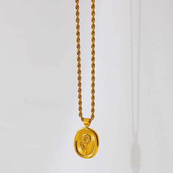 New 18K Gold Plated Oval Sunflower Pendant Necklace - Picture 1 of 7